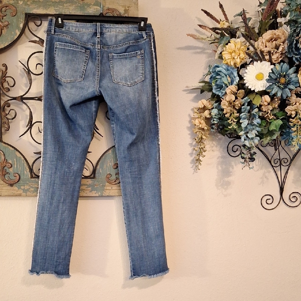 🔥🔥CLEARANCE🔥🔥 Jessica Simpson Medium Blue Distressed Straight Jeans. Size 27 - Picture 5 of 11